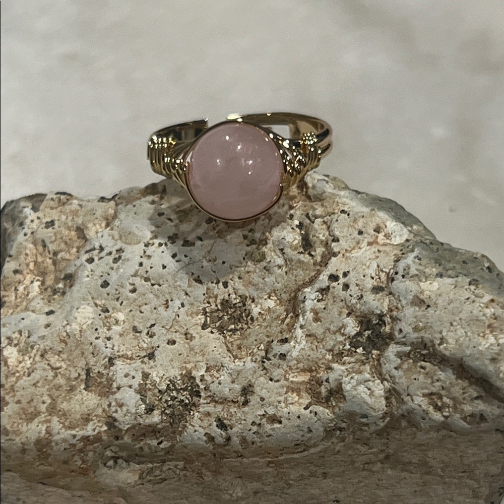 Elegant Gold and Pink Quartz Stone Ring